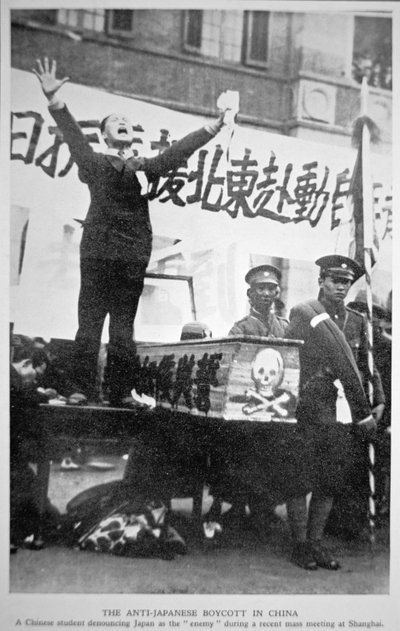 A Chinese student denouncing Japan as the enemy at a mass meeting in Shanghai as part of the Chinese Anti-Japanese Boycott of 1932 بواسطة مصور صيني