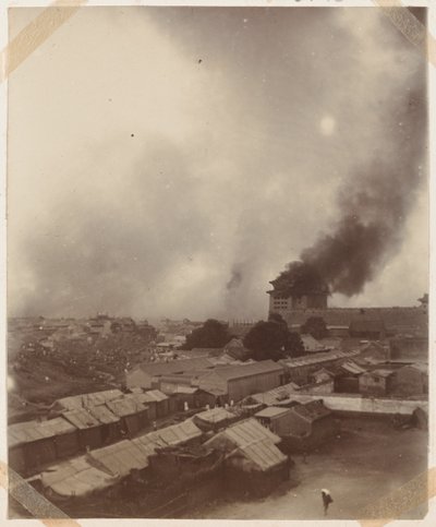حريق كبير عند البوابة الرئيسية لبكين ، 1900 بواسطة مصور صيني