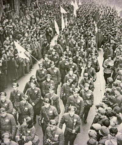 Chinese Medical Corps leaving Shanghai for Korea in 1951 (b/w photo) بواسطة مصور صيني