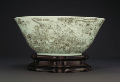إناء كبير من الخزف المحفور يصور مشهدًا متواصلاً للسيدات في أرض القصر ، 1796-1820 بواسطة المدرسة الصينية