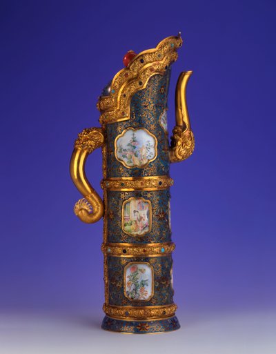 إبريق مذهل من الذهب الإمبراطوري ، مصوغة بطريقة مصوغة بطريقة المينا وبكين ، Duomuhu ، علامة Qianlong ذات أربعة أحرف منقوشة ومن الفترة ، ورش عمل القصر ، 1736-1795 بواسطة المدرسة الصينية