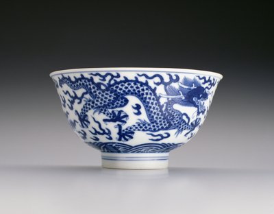 وعاء مع تنانين وموجات ، علامة Xianfeng والفترة 1851-61 (بورسلان مزجج أزرق) (انظر أيضًا 142299) بواسطة المدرسة الصينية