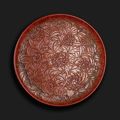طبق منحوت يحمل علامة Xuande (1426-36) في القاعدة ، صيني (طلاء أحمر على الخشب) بواسطة المدرسة الصينية