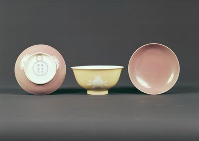 وعاء دائري ، فترة شين لونج (1736-95) (سيراميك) بواسطة المدرسة الصينية