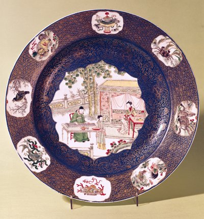 طبق دائري مع مشهد موسيقي ، فترة كانغشي (1662-1722) (بورسلين) بواسطة المدرسة الصينية