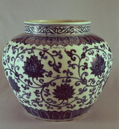 مزهرية Ming زرقاء وبيضاء كبيرة بعلامة Hsuan Te ، 1426-1435 بواسطة المدرسة الصينية