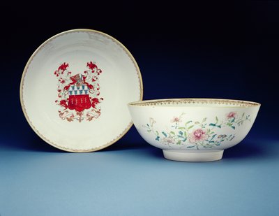 زوج من الأواني المزخرفة بالمينا الوردية الأسرية بأذرع Joynes ، فترة Yongzheng (1723-1735) (الخزف) بواسطة المدرسة الصينية