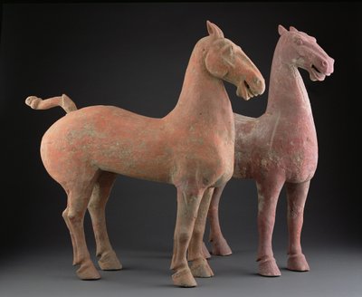 زوج من الخيول ، سلالة هان (206 ق.م - 220 م) (آنية فخارية) بواسطة المدرسة الصينية