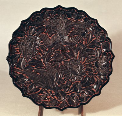 طبق بزخارف نباتية وعصفورين ، أسرة يوان (1271-1368) (خشب مطلي) بواسطة المدرسة الصينية