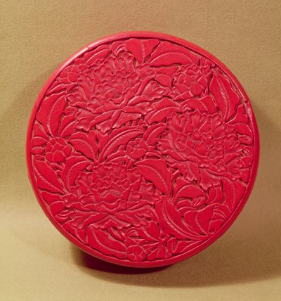 صندوق ورنيش أحمر مزين بزهور الفاوانيا ، c.1426-35 (طلاء على الخشب) (انظر أيضًا 52020) بواسطة Chinese School