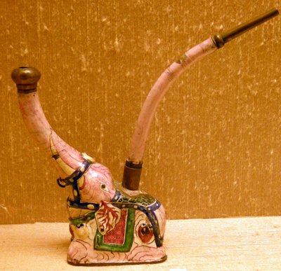 أنبوب ماء على شكل فيل (آنية فخارية) بواسطة المدرسة الصينية