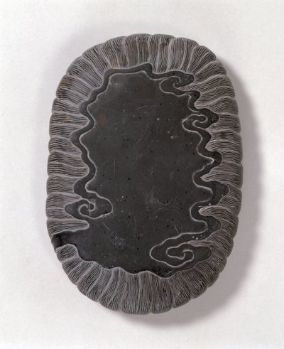 حبر منحوت بأنماط موجية ، ربما سلالة مينغ (حجر توان رمادي) (الجانب السفلي) (انظر 142695) بواسطة المدرسة الصينية المدرسة الصينية