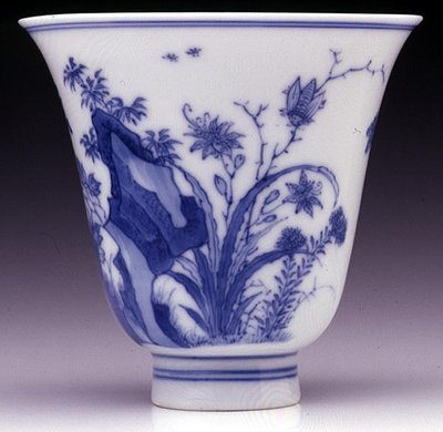 كوب دورق نصف قشر البيض ، علامة Kangxi والفترة 1662-1722 (بورسلان مزجج أزرق) (انظر 142559 والجانب السفلي 142558) بواسطة المدرسة الصينية المدرسة الصينية