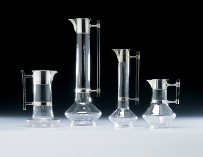 إبريق كلاريت فضي وأواني زجاجية أخرى بواسطة كريستوفر (Attr. To) Dresser