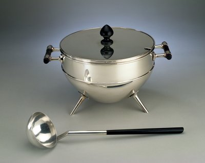 مغرفة شوربة ومغرفة ، مصنوعة من Hukin & Heath ، 1880 (بالكهرباء والخشب المصقول) بواسطة كريستوفر دريسر