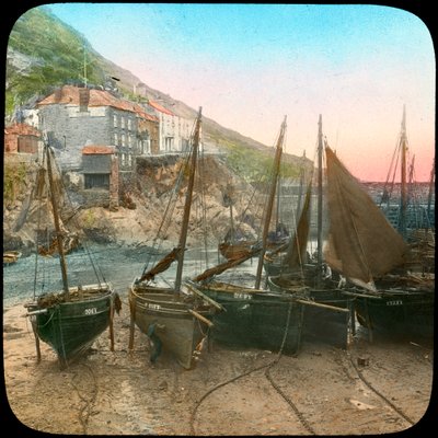 أسطول الصيد في المد المنخفض ، Polperro ، Cornwall ، أواخر القرن التاسع عشر أو أوائل القرن العشرين بواسطة قسم فانوس جيش الكنيسة