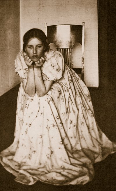 فتاة في ثوب مزهر ، ج .1910 (حفر ضوئي) بواسطة كلارنس هنري وايت