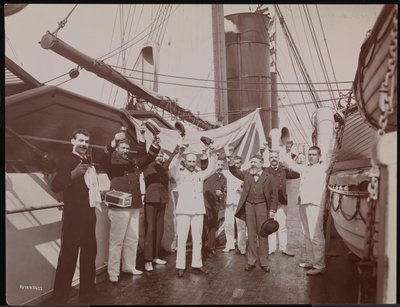 الضباط والطاقم يشربون الشمبانيا والسيجار على سطح السفينة SS "أومبريا" ، حوالي 1897 (صورة بالأبيض والأسود) بواسطة شركة بايرون