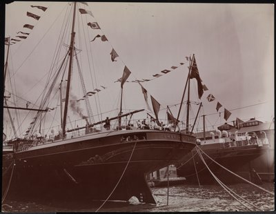 SS "Umbria" في قفص الاتهام ، حوالي 1897 (صورة بالأبيض والأسود) بواسطة شركة بايرون