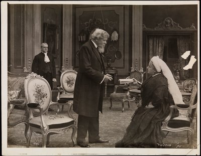 صورة ثابتة من فيلم Sixty Years a Queen ، حوالي عام 1914 (صورة بالأبيض والأسود) بواسطة شركة بايرون