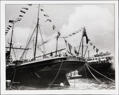 مؤخرة السفينة SS "أومبريا" في قفص الاتهام ، حوالي 1900 (صورة بالأبيض والأسود) بواسطة شركة بايرون
