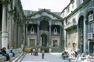 The Peristyle في قصر دقلديانوس ، حوالي 300 م بواسطة المدرسة الكرواتية