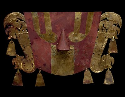 قناع مومياء ملون بواسطة ثقافة شيمو