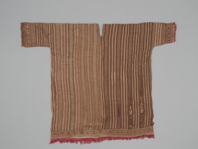تونيك بأكمام ، حوالي 1300-1470 (قطن وألياف الجمل) بواسطة ثقافة شيمو