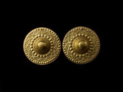 زوج من زينة الأذن المخروطية ، 800-1500 ميلادي (ذهبي) بواسطة ثقافة نارينيو