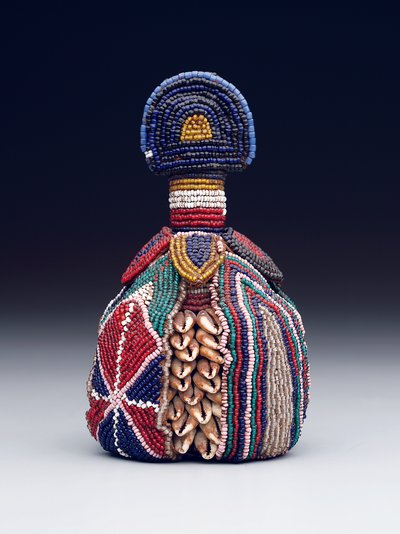 رمز الرأس الداخلي (إيبوري) ، أواخر القرن التاسع عشر إلى أوائل القرن العشرين (خرز زجاجي ، أصداف رعاة البقر ، وجلد) بواسطة ثقافة اليوروبا