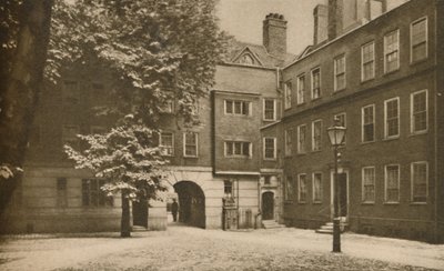 'Cobbles of the Quiet Other Court in Staple Inn at Holborn' ، c1935. بواسطة سيريل إليس