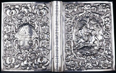 غلاف الكتاب العلوي والسفلي بأوراق الشجر وصورة للسامري الصالح ، 1740 بواسطة المدرسة الدنماركية