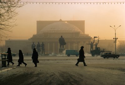 تمثال لفلاديمير لينين يحرس مسرح نوفوسيبيرسك. نوفوسيبيرسك، روسيا. بواسطة دين كونجر