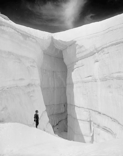 نهر أسولكان الجليدي من الكهف الجليدي ، جبال سيلكيرك ، كولومبيا البريطانية ، حوالي 1902 (صورة بالأبيض والأسود) بواسطة شركة ديترويت للنشر