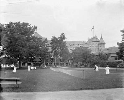 مانهاست ، التنس في Manhanset House ، Shelter Island ، NY ، c.1904 بواسطة شركة ديترويت للنشر