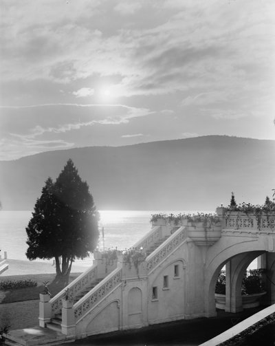 ضوء القمر على بحيرة جورج ، فندق فورت ويليام هنري ، بحيرة جورج ، نيويورك ، c.1900-15 بواسطة شركة ديترويت للنشر