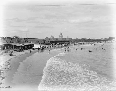 شاطئ Narragansett والرصيف ، رود آيلاند ، حوالي 1899 (صورة بالأبيض والأسود) بواسطة شركة ديترويت للنشر