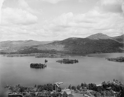 The Narrows from Shelving Rock ، بحيرة جورج ، c.1900-06 بواسطة شركة ديترويت للنشر