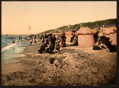 الشاطئ في وقت الاستحمام ، تروفيل سور مير ، فرنسا ، حوالي 1905 (صورة ملونة) بواسطة شركة ديترويت للنشر