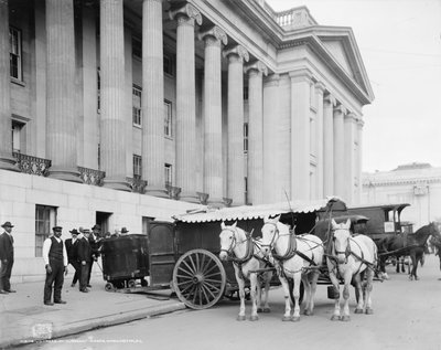 عربة عملات وزارة الخزانة الأمريكية ، واشنطن العاصمة ، حوالي 1906 (صورة b / w) بواسطة شركة ديترويت للنشر