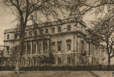 منظر لمتحف لندن في لانكستر هاوس من خلال درابزين الحديقة الخضراء ، c1935. بواسطة دونالد ماكليش
