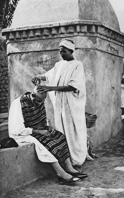 حلاق في الشارع وزبونه ، الجزائر ، إفريقيا ، 1922. بواسطة دونالد ماكليش