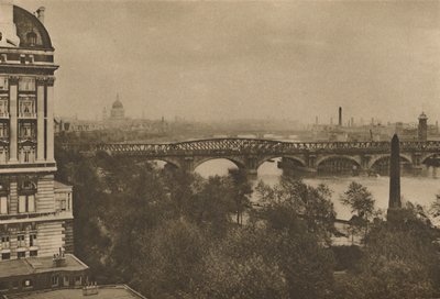يطل Adelphi Terrace على النهر باتجاه الشرق من فندق Cecil إلى جسر البرج ، c1935. بواسطة دونالد ماكليش