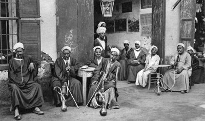 المقهى العربي في إسنا ، جنوب الأقصر ، مصر ، c1922 بواسطة دونالد ماكليش