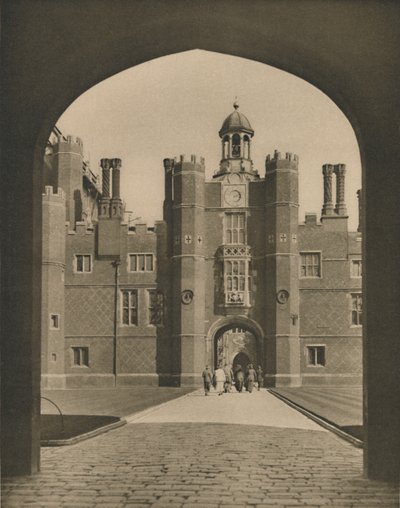 محكمة القاعدة ، الربع الأول من Wolseys Palace ، c1935. بواسطة دونالد ماكليش