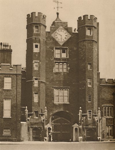 Brick Gate House for Royal Hunting Lodge في St. Jamess ، c1935. بواسطة دونالد ماكليش