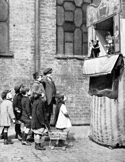 أطفال يشاهدون عرض لكمة وجودي في شارع لندن ، 1936 بواسطة دونالد ماكليش