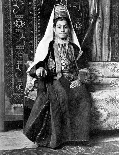 امرأة مسيحية في فستان الزفاف ، فلسطين ، 1936. بواسطة دونالد ماكليش