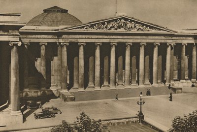 أمام أعمدة المتحف البريطاني في موقع بيت مونتاج القديم ، c1935. بواسطة دونالد ماكليش