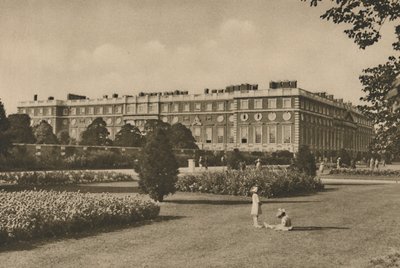 الجناح الشرقي لمحكمة هامبتون التي أضافها رين على موقع عمل الكرادلة ، c1935. بواسطة دونالد ماكليش